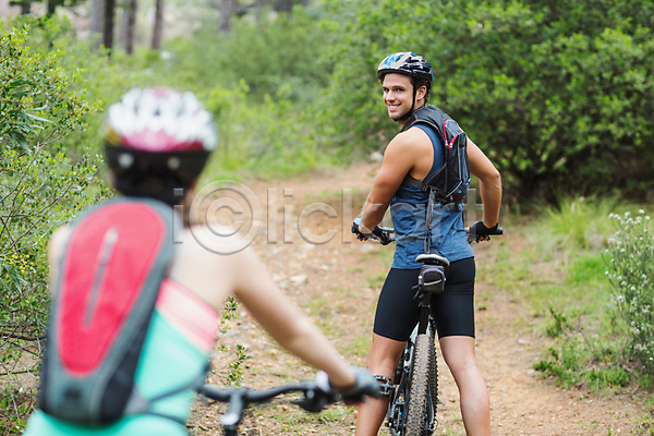 20대 남자 두명 백인 성인만 여자 JPG 뒷모습 포토 해외이미지 건강 뒤돌아보기 라이프스타일 사이클링 상반신 숲 야외 운동 자전거 커플 해외202007 헬멧