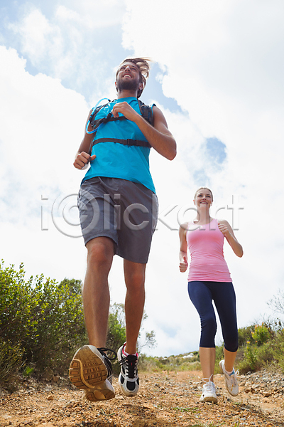 행복 20대 남자 두명 백인 사람 성인 성인만 여자 JPG 포토 해외이미지 건강 도전 라이프스타일 맑음 미소(표정) 산 야외 여름(계절) 운동 자연 조깅 커플 풍경(경치) 하늘 해외202007 햇빛