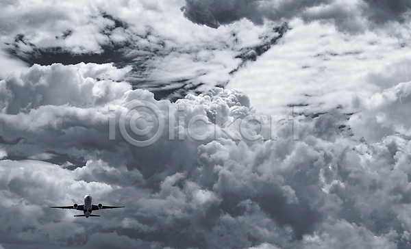 사람없음 JPG 실루엣 포토 해외이미지 흑백 검은색 공항 교통시설 구름(자연) 날개(비행) 날씨 백그라운드 비즈니스 비행기 상업 승객 야외 어둠 여름(계절) 여행 자연 컨셉 풍경(경치) 하늘 항공 해외202007 회색