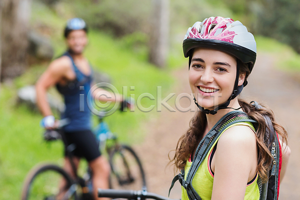20대 남자 두명 백인 성인만 여자 JPG 아웃포커스 옆모습 포토 해외이미지 건강 라이프스타일 미소(표정) 상반신 숲 야외 여행 자전거 커플 해외202007 헬멧