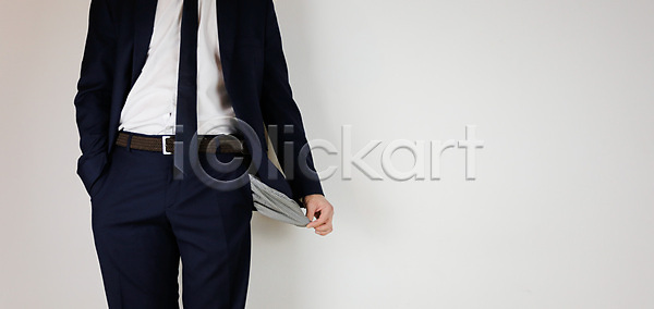 가난 슬픔 실업 우정 호기심 남자 사람 사람없음 JPG 포토 해외이미지 감정 걱정 경제 구멍 금융 돈 보여주기 비즈니스 비즈니스맨 빈털터리 빚 손 쇼핑 우울증 위기 적자 직업 컨셉 파산 해외202007 해외포토 황무지