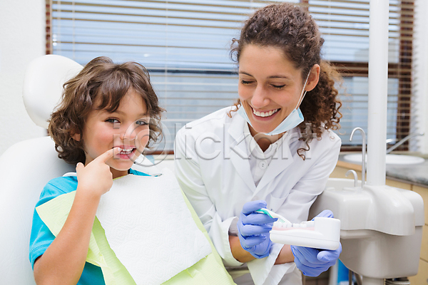 행복 20대 남자 두명 백인 성인 소년 어린이 여자 JPG 포토 해외이미지 가르침 가리킴 건강관리 검사(조사) 미소(표정) 병원 보여주기 설명 실내 응시 입 잡기 치과 치과용품 치과의사 칫솔 학습 해외202007 환자