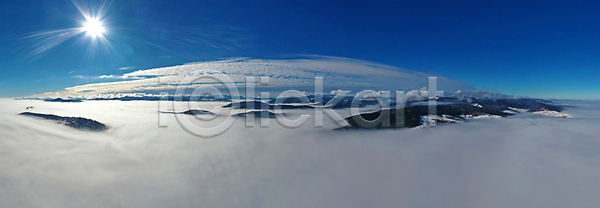 추위 사람없음 JPG 포토 해외이미지 가문비나무 겨울 계곡 계절 구름 나무 날씨 내추럴 넘어짐 백그라운드 별 뿌연 산 숲 아침 안개 안테나 야외 언덕 여행 우주 자연 태양 파노라마 파란색 풍경 하늘 해외202007 해외포토 햇빛 환경 흰색