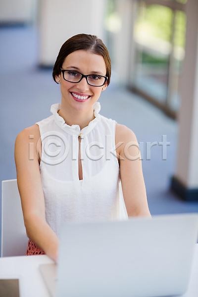 20대 백인 성인여자한명만 여자 한명 JPG 아웃포커스 앞모습 포토 해외이미지 노트북 라이프스타일 미소(표정) 비즈니스 비즈니스우먼 상반신 안경 앉기 응시 해외202007 회사