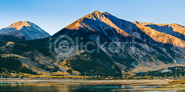 사람없음 JPG 포토 해외이미지 가을 구름 날씨 내추럴 노란색 달러 드라마 밭 붓 산 소나무 숲 씻기 야외 언덕 여행 오렌지 일몰 일출 잎 자연 절정 지역 초록색 콜로라도 태양 파란색 풍경 하늘 해외202007 해외포토 화강암 황금 흰색
