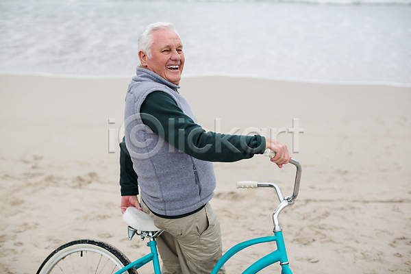 70대 남자 노년 노인남자한명만 백인 한명 JPG 옆모습 포토 해외이미지 라이프스타일 미소(표정) 바다 상반신 여행 자전거 해변 해외202007 휴가