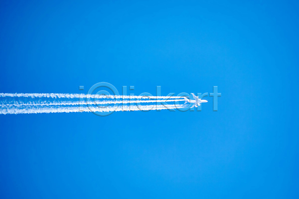 사람없음 JPG 포토 해외이미지 구름(자연) 백그라운드 비행기 비행운 야외 연기 일렬 제트기 주간 파란색 하늘 해외202007