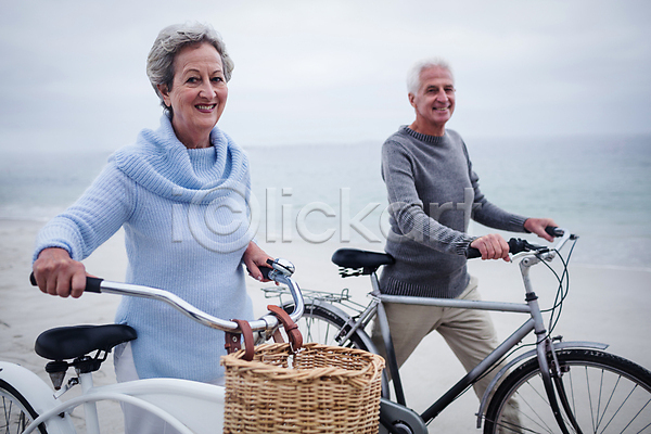 사랑 함께함 행복 60대 70대 남자 노년 노인만 두명 백인 여자 JPG 옆모습 포토 해외이미지 노부부 라이프스타일 미소(표정) 상반신 야외 여행 자전거 커플 해외202007 휴가