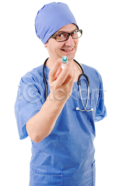 남자 사람 성인 성인남자한명만 한명 JPG 앞모습 포토 해외이미지 건강 들기 병원 서기 실내 웃음 유니폼 의료진 의사 주간 주사기 청진기 해외202007 흰배경