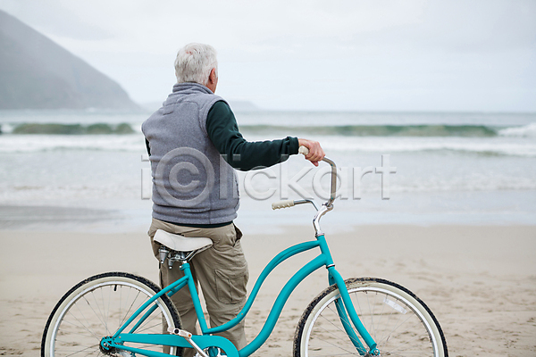 70대 남자 노년 노인남자한명만 백인 한명 JPG 포토 해외이미지 라이프스타일 모래 바다 여행 자전거 해외202007 휴가