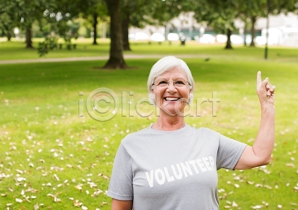 행복 노년 노인여자한명만 사람 여자 한명 JPG 포토 해외이미지 공원 긍정 라이프스타일 맑음 미소(표정) 여름(계절) 자선단체 해외202007 햇빛