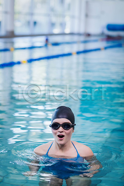 행복 백인 사람 여자 한명 JPG 포토 해외이미지 건강 날씬함 물 미소(표정) 서기 수영 수영복 수영선수 수영장 스포츠 실내 운동 운동복 운동선수 응시 체육관 파란색 해외202007