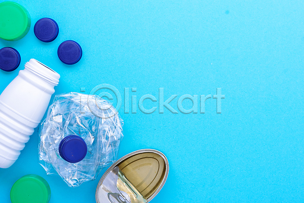 사람없음 JPG 포토 해외이미지 무료이미지 병뚜껑 쓰레기 재활용 재활용품 캔 파란배경 폐기물 플라스틱 플라스틱병 해외202007 해외202105