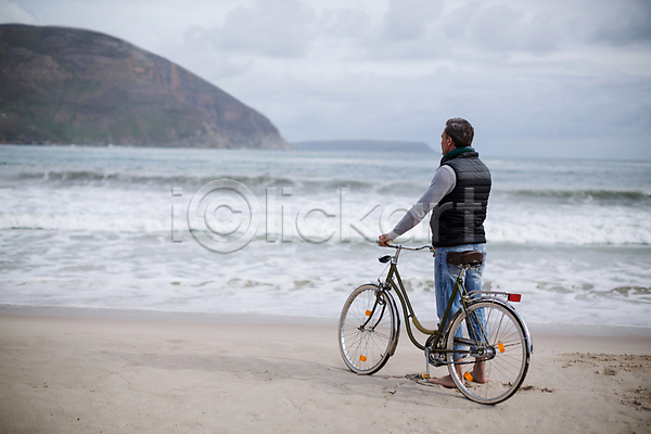 40대 남자 백인 중년 중년남자한명만 한명 JPG 뒷모습 포토 해외이미지 라이프스타일 모래 바다 서기 여행 응시 자전거 전신 해외202007 휴가