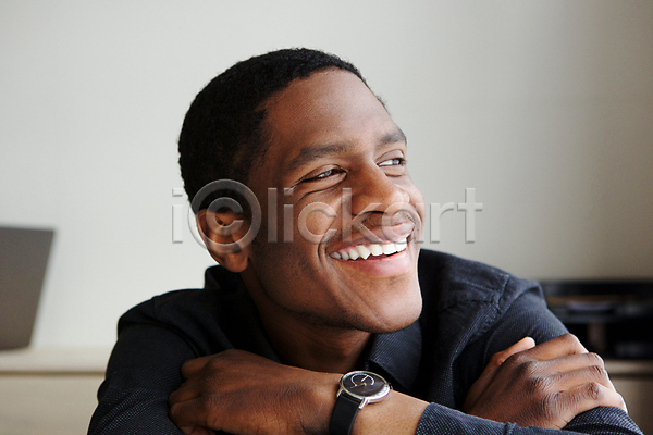 행복 휴식 남자 사람 성인 한명 JPG 포토 해외이미지 긍정 라이프스타일 모델 미소(표정) 웃음 응시 해외202007