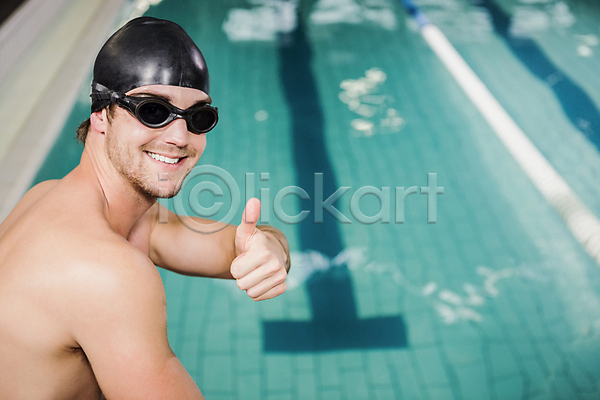 행복 20대 남자 백인 성인 성인남자한명만 한명 JPG 포토 해외이미지 건강 긍정 라이프스타일 미소(표정) 수영선수 수영장 실내 운동가 체육관 해외202007