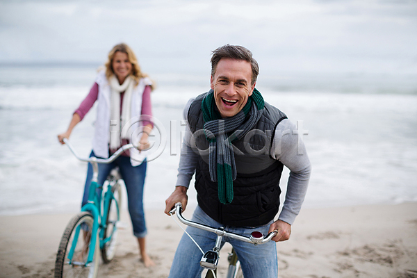 사랑 함께함 행복 40대 남자 두명 백인 성인 성인만 여자 중년 중년만 JPG 앞모습 포토 해외이미지 라이프스타일 모래 미소(표정) 바다 상반신 여행 자전거 전신 중년부부 커플 해변 해외202007 휴가