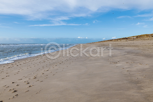 사람없음 JPG 포토 해외이미지 가로 거품 네덜란드 맑음 모래 모래사장 모래언덕 바다 수평선 여행 자연 파도 파란색 하늘 해외202007 환경 흰색