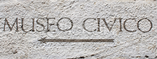 사람없음 JPG 포토 해외이미지 거친 기록 단어 박물관 방향 벽 사인 수확 이탈리아 일반 커뮤니티 편지 표면 해외202007 해외포토 화살