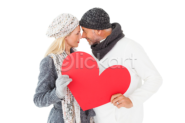 사랑 행복 30대 50대 남자 두명 백인 성인 여자 중년 JPG 옆모습 포토 해외이미지 겨울옷 남편 들기 마주보기 목도리 미소(표정) 발렌타인데이 상반신 스웨터 아내 잡기 커플 하트 해외202007 흰배경