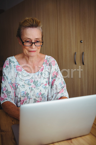 60대 노년 노인여자한명만 백인 여자 한명 JPG 앞모습 포토 해외이미지 건강 노트북 라이프스타일 미소(표정) 상반신 앉기 응시 해외202007