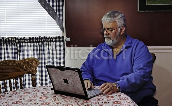남자 노년 노인남자한명만 사람 성인 한명 JPG 앞모습 포토 해외이미지 노트북 라이프스타일 상반신 수염 앉기 응시 의자 할아버지 해외202007