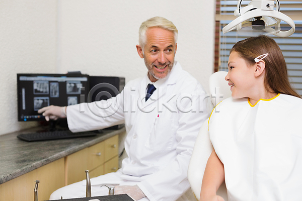 행복 50대 남자 두명 백인 소녀(어린이) 어린이 여자 중년 JPG 포토 해외이미지 가리킴 건강관리 검사(조사) 미소(표정) 병원 보여주기 실내 앉기 엑스레이 응시 치과 치과용품 치과의사 컴퓨터 해외202007 환자