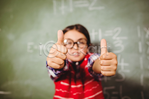 자신감 행복 남자 백인 소년 어린이 JPG 포토 해외이미지 교실 교육 긍정 미소(표정) 서기 수업 수학 안경 초등학교 칠판 학교 학생 학습 해외202007