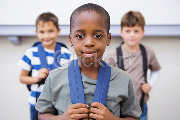 남자 세명 소년 소년만 어린이 외국인 초등학생 JPG 앞모습 포토 해외이미지 교육 미소(표정) 상반신 응시 초등학교 학교 학생 해외202007