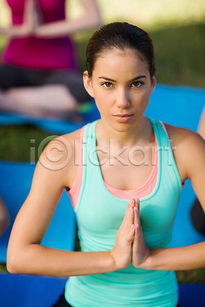평화 휴식 20대 백인 사람 성인 여자 JPG 포토 해외이미지 건강 공원 날씬함 맑음 명상 야외 여름(계절) 요가 운동 운동복 응시 일상 해외202007
