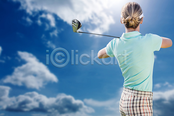 활발 40대 백인 사람 여자 중년 중년여자한명만 한명 JPG 포토 해외이미지 골 골퍼 골프 골프채 구름(자연) 라이프스타일 미소(표정) 스포츠 운동 취미 태양 파란색 하늘 해외202007 햇빛