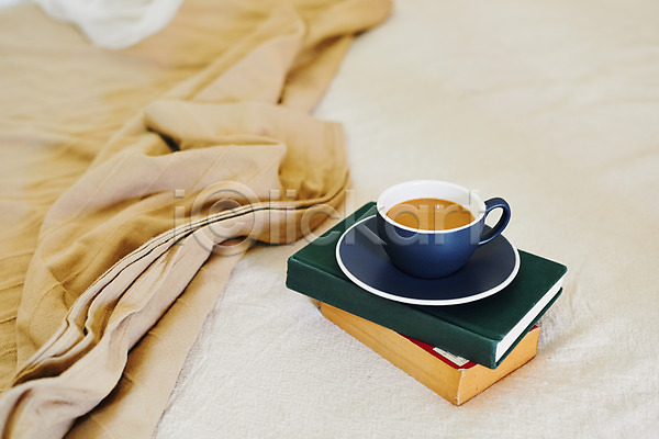감성 사람없음 JPG 포토 실내 오브젝트 이불 책 침대 커피 커피잔