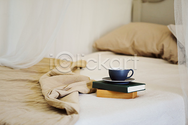 감성 사람없음 JPG 포토 실내 오브젝트 주택 책 침대 침실 커피 커피잔