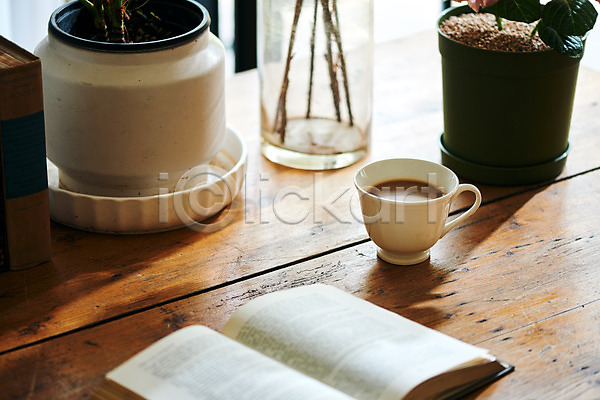 감성 사람없음 JPG 포토 실내 오브젝트 책 책상 커피 커피잔 화분