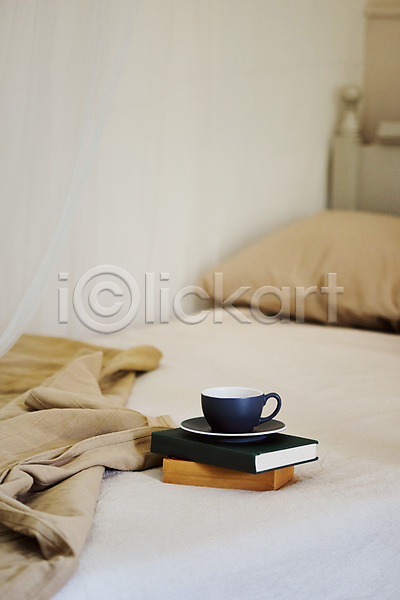 감성 사람없음 JPG 포토 실내 오브젝트 주택 책 침대 침실 커피 커피잔
