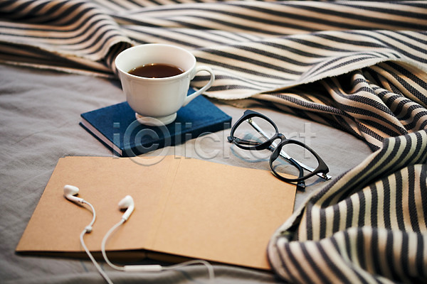 감성 사람없음 JPG 포토 공책 실내 안경 오브젝트 이어폰 주택 책 천(직물) 침대 침실 커피 커피잔