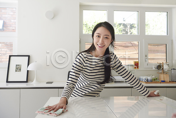 준비 30대 성인 성인여자한명만 여자 한국인 한명 JPG 앞모습 포토 닦기 미소(표정) 상반신 서기 식사 실내 주방 행주
