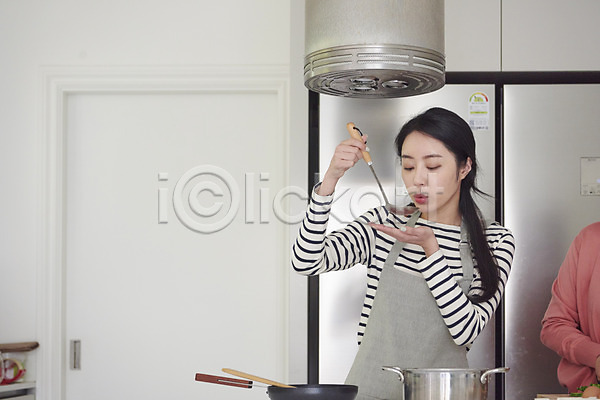 준비 30대 성인 성인여자한명만 여자 한국인 한명 JPG 앞모습 포토 국자 냄비 들기 맛 먹기 상반신 서기 식사 실내 요리 응시 주방 프라이팬