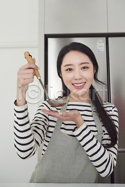 준비 30대 성인 성인여자한명만 여자 한국인 한명 JPG 앞모습 포토 국자 들기 맛 미소(표정) 상반신 서기 식사 실내 요리 응시 주방