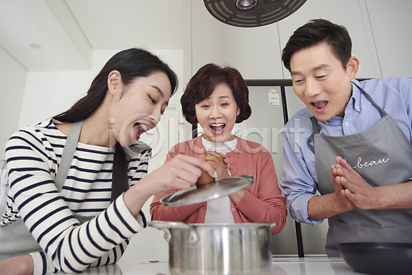준비 행복 희망 30대 50대 남자 성인 세명 여자 중년 한국인 JPG 앞모습 포토 가족 냄비 놀람 딸 맛 미소(표정) 상반신 서기 식사 실내 아빠 엄마 요리 주방 평가