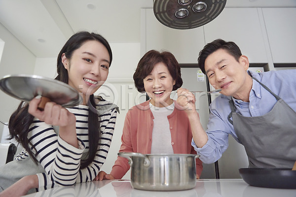 준비 행복 희망 30대 50대 남자 성인 세명 여자 중년 한국인 JPG 로우앵글 앞모습 포토 가족 냄비 놀람 딸 맛 먹기 미소(표정) 상반신 서기 수저 식사 실내 아빠 엄마 요리 응시 주방 평가