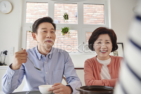 30대 50대 남자 성인 세명 신체부위 여자 중년 한국인 JPG 앞모습 포토 가족 딸 먹기 미소(표정) 밥 상반신 시간 식사 식탁 실내 아빠 앉기 엄마 요리 의자 팔