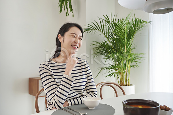 30대 성인 성인여자한명만 여자 한국인 한명 JPG 앞모습 포토 된장찌개 미소(표정) 밥 상반신 시간 식사 식탁 실내 앉기 요리 의자