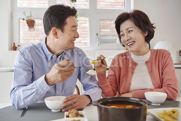 다정 50대 남자 두명 여자 중년 중년만 한국인 JPG 앞모습 포토 가족 계란말이 된장찌개 미소(표정) 밥 부부 상반신 수저 시간 식사 식탁 실내 앉기 요리 의자 주기