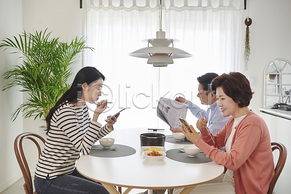 30대 50대 남자 성인 세명 여자 중년 한국인 JPG 옆모습 포토 가족 계란말이 김치 된장찌개 딸 미소(표정) 밥 상반신 스마트폰 시간 식사 식탁 신문 실내 아빠 앉기 엄마 요리 응시 의자
