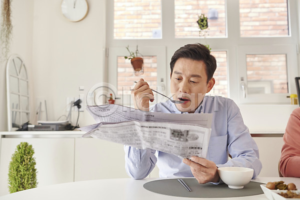50대 남자 중년 중년남자한명만 한국인 한명 JPG 앞모습 포토 그릇 들기 먹기 미소(표정) 밥 상반신 수저 시간 식사 식탁 신문 실내 앉기 요리 응시 의자