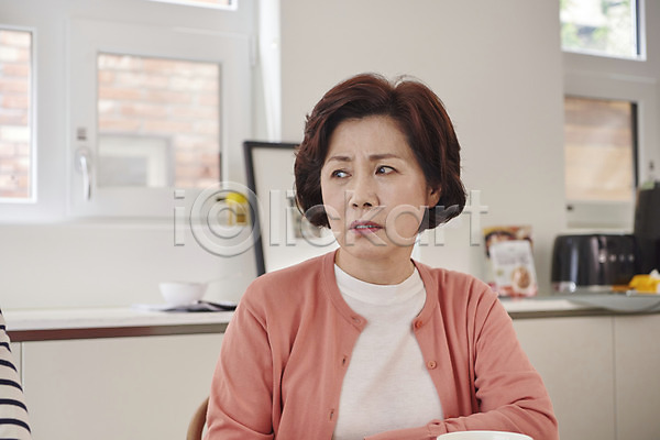 짜증 50대 여자 중년 중년여자한명만 한국인 한명 JPG 앞모습 포토 밥 상반신 시간 식사 실내 앉기 요리 잔소리 찡그림