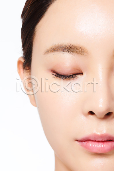 20대 여자 한국인 한명 JPG 근접촬영 앞모습 포토 관리 눈감음 뷰티 성형수술 수술 스튜디오촬영 시술 실내 얼굴 의료성형뷰티 의학 흰배경