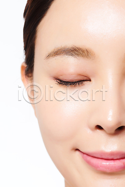 20대 여자 한국인 한명 JPG 근접촬영 앞모습 포토 관리 눈감음 미소(표정) 뷰티 성형수술 수술 스튜디오촬영 시술 실내 얼굴 의료성형뷰티 의학 흰배경