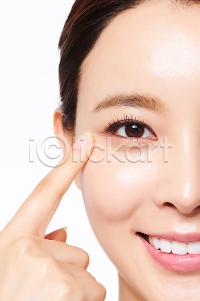 20대 여자 한국인 한명 JPG 근접촬영 앞모습 포토 가리킴 관리 눈(신체부위) 미소(표정) 뷰티 성형수술 손짓 수술 스튜디오촬영 시술 실내 얼굴 의료성형뷰티 의학 흰배경